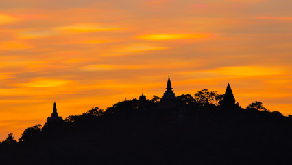 Obraz premium silhouette of temple at sunset