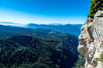 Fototapeta na wymiar Felsformation im Vordergrund mit Weitblick auf Wäler und Berge in Südtirol