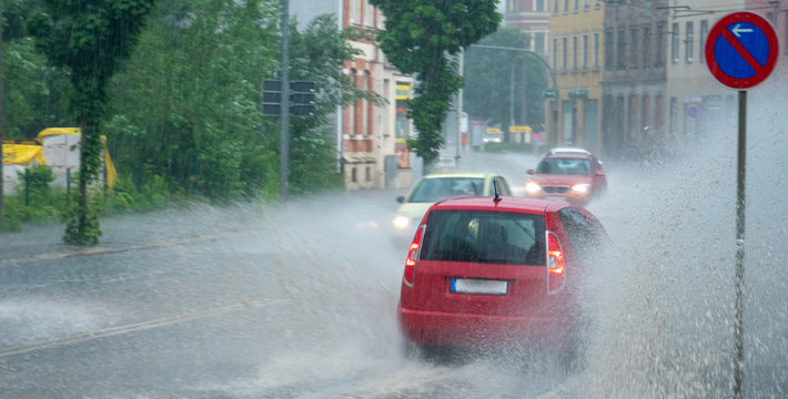 Panorama Starkregen auf einer Fahrbahn Unwetter