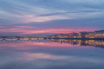 Fototapeta na wymiar pink colors of dawn over the Trinity bridge and the Palace embankment
