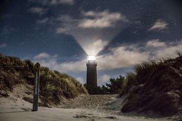 leuchtturm bei nacht
