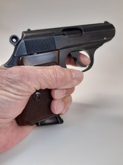 8 mm Automatik Pistole in der linken Hand