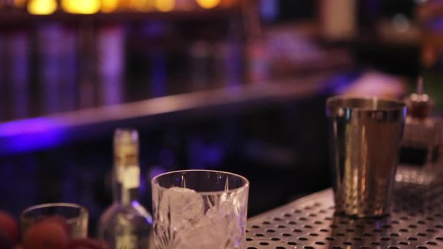 Preparaci&oacute;n de Cocktail en Barra de Bar
