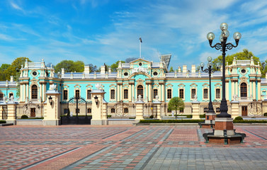Obraz premium Front facade and gate of Mariinsky palace in Kyiv, Ukraine
