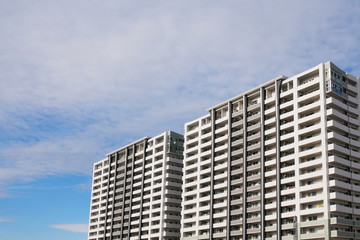 空を背景にした集合住宅