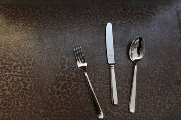 Silberbesteck auf einem Tisch aus altem rostigen Material