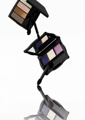 鏡に向かって落ちるアイシャドウ