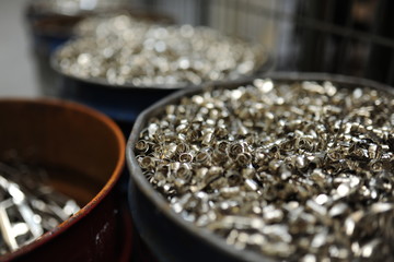 Hintergrund Silberreste in einer Tonne