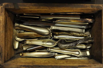 Schublade mit altem Silberbesteck