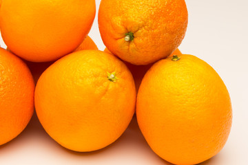 Naranjas maduras, fruta de invierno, llena de vitaminas C, de la naranja se extrae un rico zumo, dulce con un toque ácido