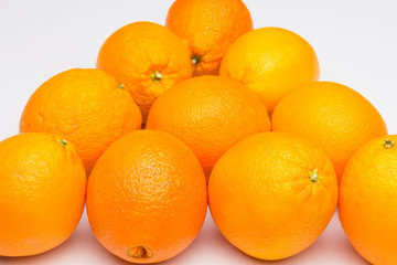 Naranjas maduras, fruta de invierno, llena de vitaminas C, de la naranja se extrae un rico zumo, dulce con un toque ácido