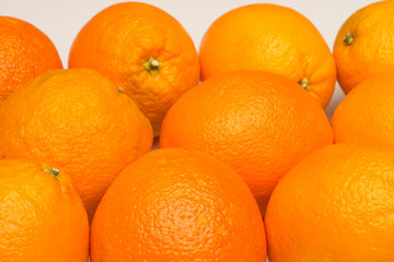 Naranjas maduras preparadas para ser consumidad; fruta cítrica