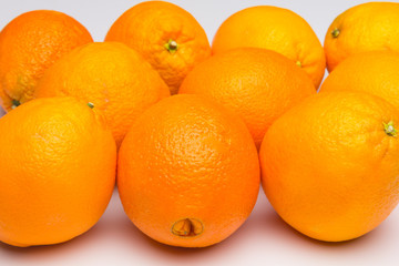 Naranjas maduras, fruta de invierno, llena de vitaminas C, de la naranja se extrae un rico zumo, dulce con un toque ácido