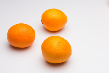 Naranjas fruta cítrica de sabor dulce con un ligero toque ácido, rica en vitamina C