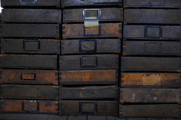 Holzschubladen gestapelt als Hintergrund