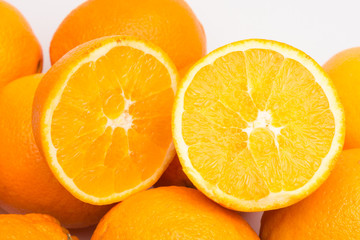 Media naranja, naranja a rodajas; mostrando el interior de la naranja, la puipa y el zumo