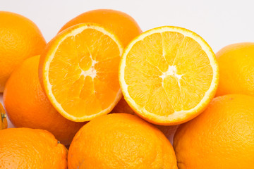 Naranjas con la piel de color naranja, naranjas maduras, druta de invierno, dulce y llena de vitaminas