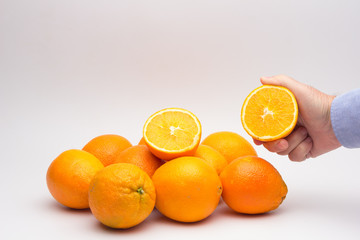 Naranjas con la piel de color naranja, naranjas maduras, druta de invierno, dulce y llena de vitaminas