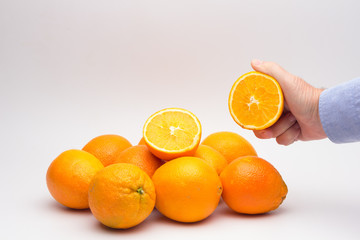 Naranjas con la piel de color naranja, naranjas maduras, druta de invierno, dulce y llena de vitaminas