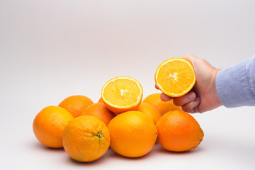 Naranjas con la piel de color naranja, naranjas maduras, druta de invierno, dulce y llena de vitaminas