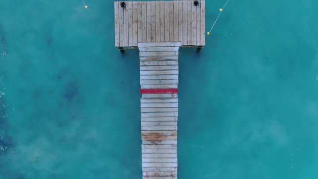 vista aerea de un muelle de madera en una  playa de  Mallorca. Vista ar&eacute;a  cenital del   Mar Mediterr&aacute;eo. Isla de Mallorca, Baleares, Espa&ntilde;a.Concepto  de vacaciones, verano y relax.  