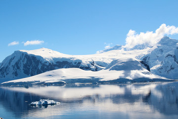 Obraz na płótnie Canvas Snow-capped mountains on an island along the coasts of the Antarctic Peninsula, Palmer Archipelago, Antarctica