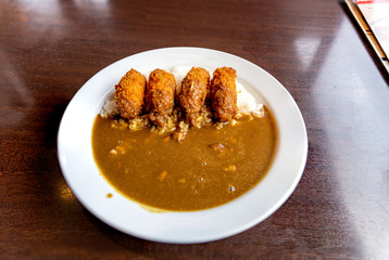 カキフライをのせたカレー