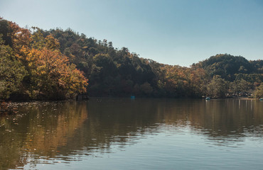 京都、宝ヶ池と山の自然風景