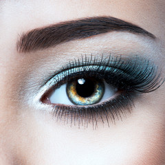 Obraz premium Woman's eye with blue eye makeup