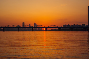 Naklejka premium Sunset under the bridge between sky scrappers at Dongjak Bridge, Seoul, Korea. 