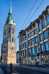 Obraz premium Halle Saale, Niemcy - gród z czerwoną wieżą