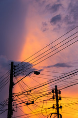 Por do sol e postes de luz