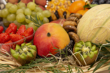 Presentation of a selection of fruits in a wicker basket