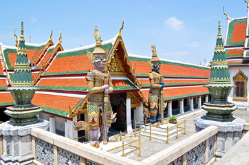 Naklejka premium Wat Phrakeo Tempel mit Wächterfiguren in Bangkok