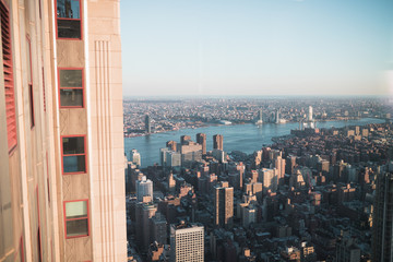 Fototapeta na wymiar Vue sur l'Est River depuis l'Empire State Building à New York