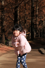 腕組みする女の子