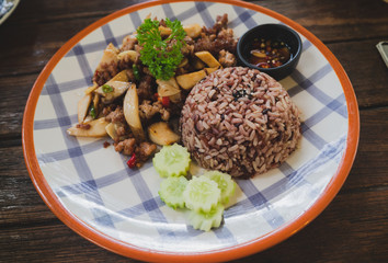 Thai fast food A healthy diet Brown rice is non-toxic.