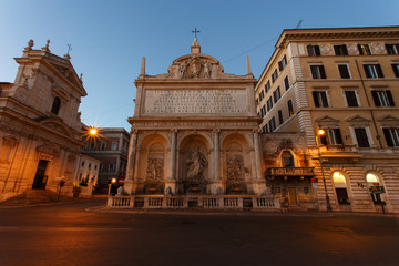 Fototapeta na wymiar Piazza San Bernardo, a happy water fountain in the early evening light