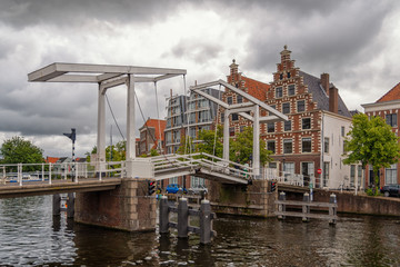 Fototapeta na wymiar Die Gravestenebrug in Haarlem