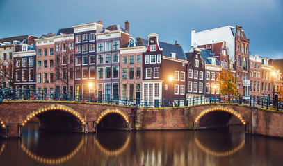 Obrazy  Kanał Amsterdamski, most i typowe domy, łodzie i rowery podczas wieczornej godziny zmierzchu, Holandia, Holandia