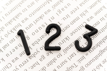 テーブルの上に散らばった番号