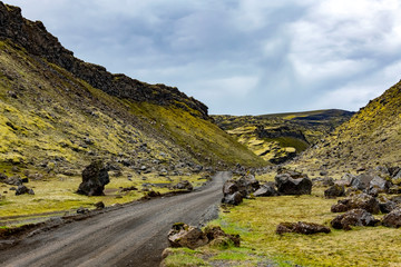 Island Hochland Schotterpiste Landschaft Panorama Berge Vulkane Flüsse Bäche Wasser Schnee Lava Farben Vegetation Mittsommer Offroad einsam wild