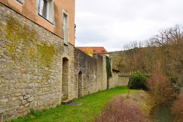 Fototapeta na wymiar Schlossgraben Weikersheim im Taubertal im Frühling
