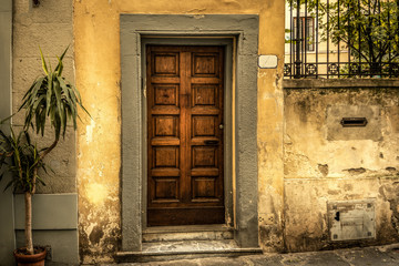 Fototapeta na wymiar Rustic wooden door in Florence