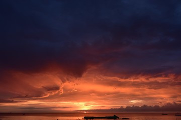 Szene des Sonnenuntergangs am bewölkten Himmel über dem Ozean