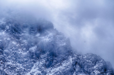 Der Gipfel der Zugspitze mit Nebel und Seilbahn