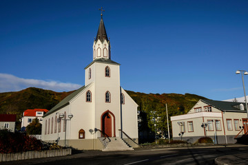 Fototapeta na wymiar église dans un village au nord de l'Islande
