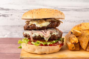 hamburguesa doble con queso y jamon