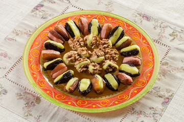 Assiette de fruits déguisés : noix, pruneaux et dattes avec de la pâte d'amande