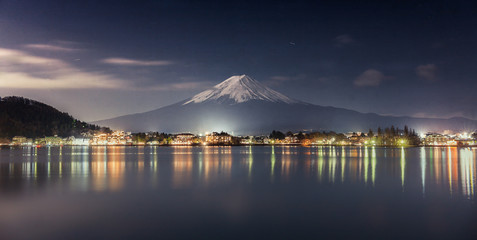 Fototapeta premium 夜景の富士山